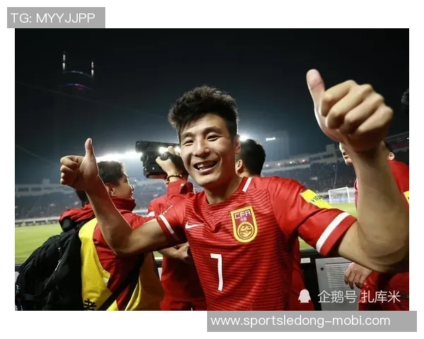 东体报道U22国足集训期间足协副主席许基仁亲临现场为球队加油助威 东体报道U22国足集训期间足协副主席许基仁亲临现场为球队加油助威